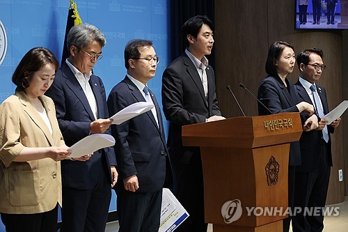 검찰의 대북송금 사건 기소 규탄하는 한준호 의원. [연합뉴스]