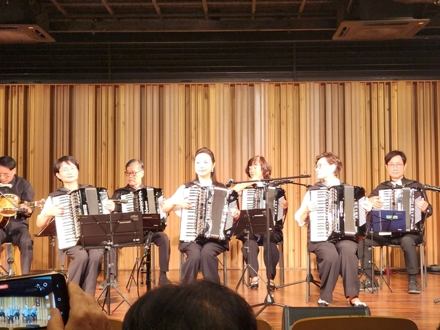 해당화 아코밴드가 단정한 모습으로 아코디언을 연주하고 있다.