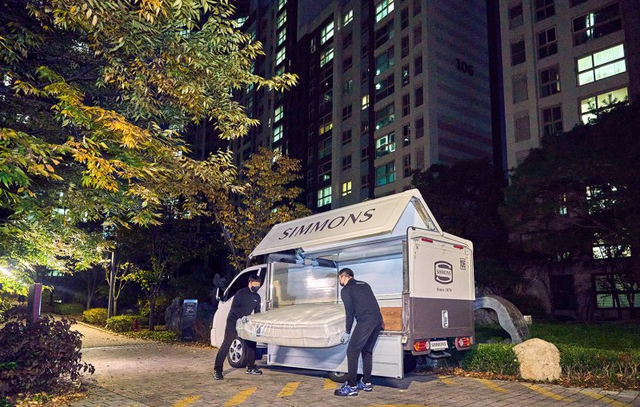 시몬스의 2인 1조 배송팀이 수도권의 한 아파트에 매트리스를 배송하고 있다. [시몬스 제공]
