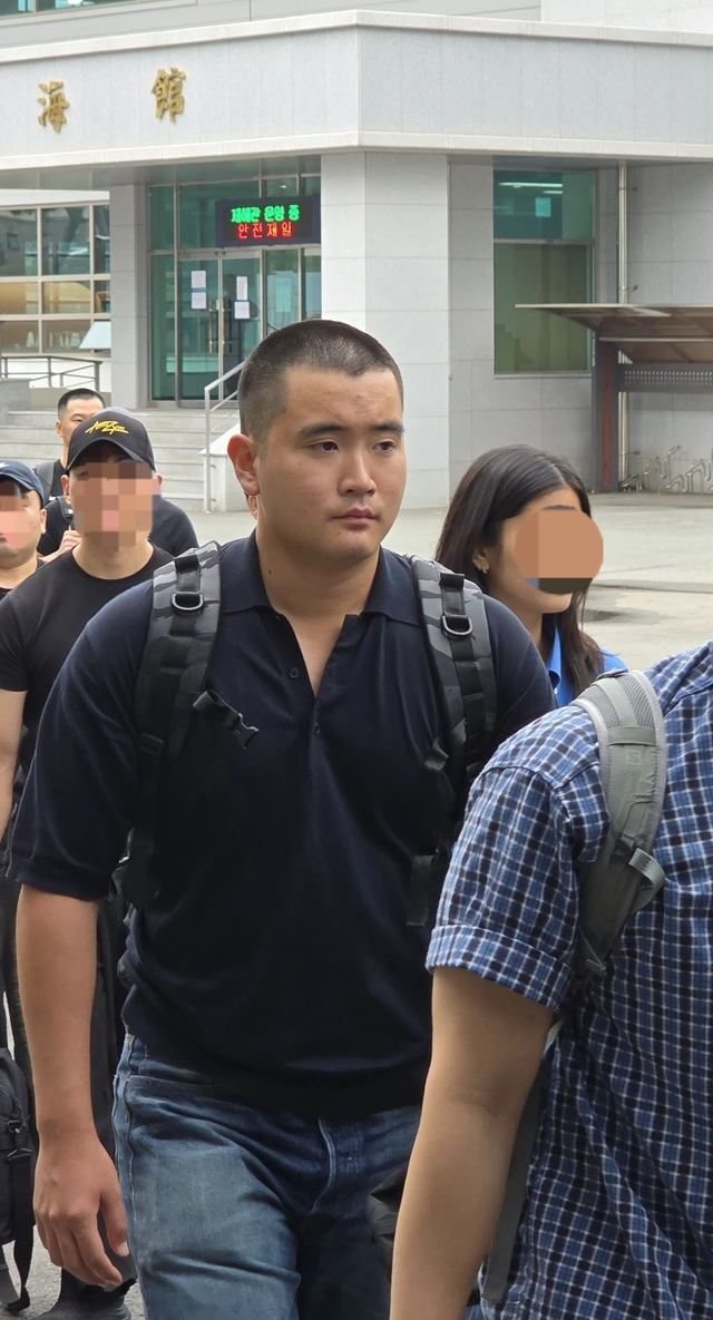 이재용 삼성전자 회장의 장남 지호씨가 15일 경남 창원시 진해구 해군사관학교에서 열린 해군 학사장교 사관후보생 입영식 행사장으로 들어가고 있다. 삼성전자 제공
