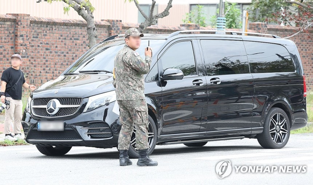 이재용 삼성전자 회장의 장남 이지호 씨가 탑승한 것으로 추정되는 미니밴이 15일 오후 경남 창원시 진해구 진해기지사령부 제3 정문으로 향하고 있다. 연합뉴스