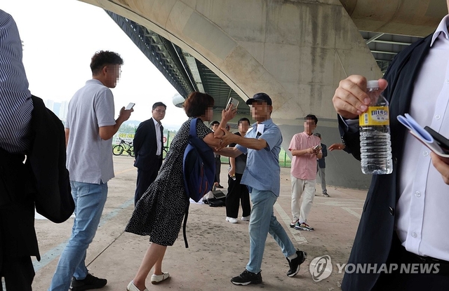 15일 세종시 한두리대교 아래에서 열린 세종보 가동 촉구 집회에서 최민호 세종시장의 세종보 필요성 발언이 이어지는 가운데 반대 측 관계자 발언을 찬성 측에서 제지하고 있다. 연합뉴스