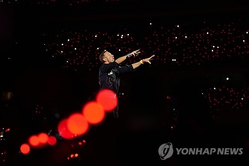 지난 1월 공연하는 콜드플레이 크리스 마틴. AP 연합뉴스 자료사진
