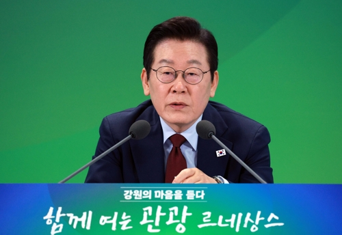 이재명 대통령이 12일 강원도 춘천시 강원창작개발센터에서 열린 지역 토론회 ‘강원의 마음을 듣다’ 타운홀 미팅에서 질문에 답변하고 있다.   [대통령실통신사진기자단=연합뉴스]