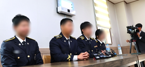 갯벌에 고립된 노인을 혼자 구하려다 숨진 고(故) 이재석 경사 팀원들인 인천해양경찰서 영흥파출소 직원들이 15일 오전 이 경사 발인을 앞두고 인천 동구의 한 장례식장에서 기자회견을 하고 있다. [인천=연합뉴스]