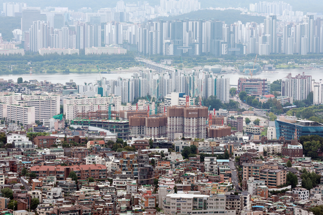 서울 남산에서 바라본 주택 단지. [연합뉴스 제공]