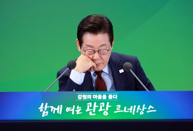 이재명 대통령이 지난 9월 12일 강원도 춘천시 강원창작개발센터에서 열린 지역 토론회 ‘강원의 마음을 듣다’ 타운홀 미팅에서 자료를 보고 있다.<대통령실통신사진기자단·연합뉴스>