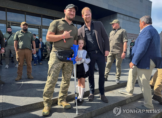 12일 키이우 방문 중 우크라이나 상이군인과 기념 촬영하는 해리 왕자. 연합뉴스