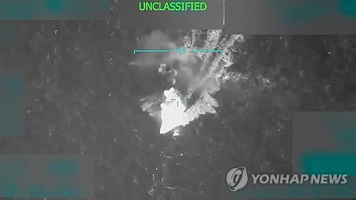 트럼프 대통령이 공개한 베네수엘라 마약운반선 공습 영상 캡처 사진 [로이터 연합뉴스 자료사진]