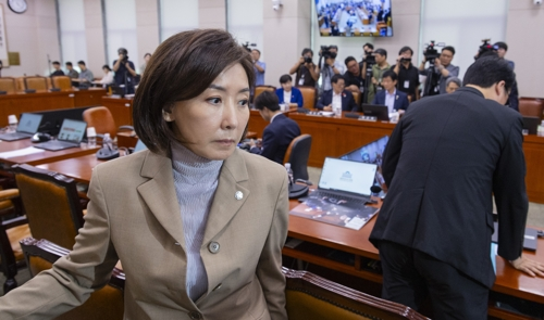 나경원 국민의힘 의원이 16일 국회에서 열린 법제사법위원회 전체회의에서 본인의 간사 선임에 대한 안건이 추미애 위원장에 의해 무기명 표결로 결정되자 국민의힘 의원들과 이에 항의하며 퇴장하고 있다.   [연합뉴스]
