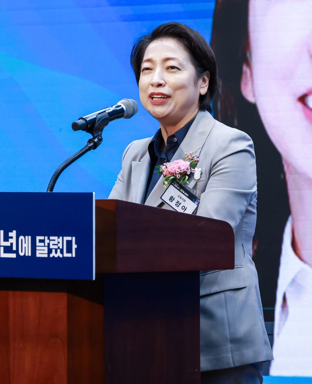 황정아 더불어민주당 의원이 16일 서울 중구 은행회관 국제회의실에서 ‘AI 3대 강국, 3년에 달렸다’라는 주제로 열린 디지털타임스 AI포럼에서 축사를 하고 있다.