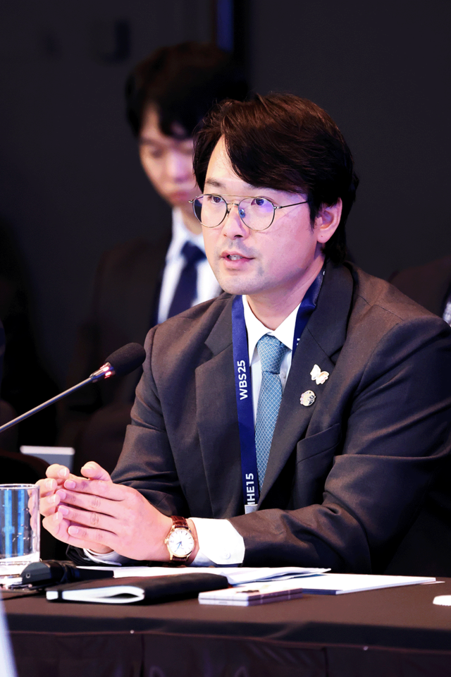 이규호 코오롱그룹 부회장이 16일 서울 신라호텔에서 열린 2025년 아시아태평양경제협력체(APEC) 보건과경제고위급회의에서 APEC 공통의 보건·의료 이슈 등에 대해 발언하고 있다. 코오롱 제공