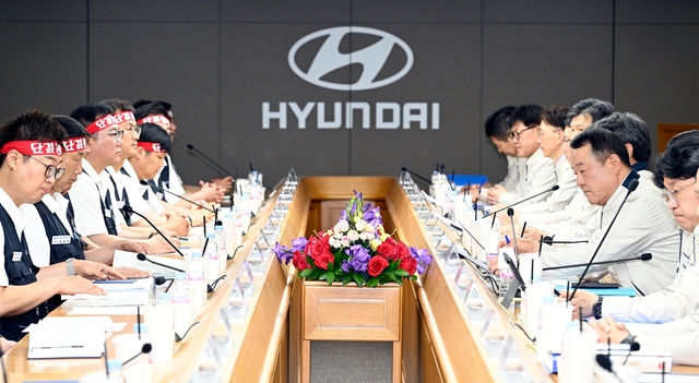 현대차 노사 대표가 6월 18일 울산공장에서 올해 임금 및 단체협약 상견례를 열고 있다. 현대차 제공