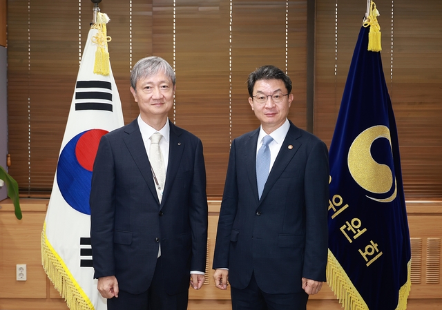 이찬진(왼쪽) 금융감독원 원장과 이억원(오른쪽) 금융위원회 위원장이 16일 금융위원 집무실에서 첫 회동을 갖고 기념 촬영을 하고 있다. [금융위원회]