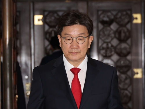 권성동 국민의힘 의원이 11일 서울 여의도 국회 본회의장을 나서고 있다.   [연합뉴스]