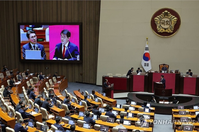 김민석 국무총리가 16일 외교·통일·안보에 관한 대정부질문이 열리는 국회 본회의장에서 배준영 국민의힘 의원의 질의에 답변하고 있다. [연합뉴스]