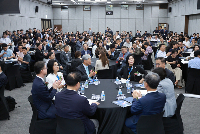 ‘AI 3대 강국, 3년에 달렸다’라는 주제로 16일 서울 중구 은행회관 국제회의실에서 열린 디지털타임스 AI포럼에서 참석자들이 자리하고 있다. 박동욱 기자