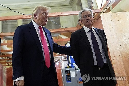 도널드 트럼프 미국 대통령과 제롬 파월 미 연준 의장. AP 연합뉴스