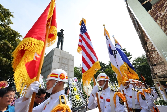 9월 15일 인천 중구 자유공원 맥아더 장군 동상 앞에서 ‘제75주년 인천상륙작전 전승 행사’가 열리고 있다.<연합뉴스 사진>