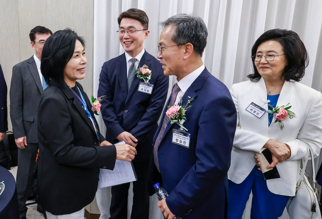 디지털타임스 AI포럼에서 16일 최민희(왼쪽부터) 국회 과학기술정보방송통신위원장, 류제명 과학기술정보통신부 2차관, 방승찬 대덕연구개발특구기관장협의회장, 박영선 전 중소벤처기업부 장관이 인사를 나누고 있다.  박동욱기자 fufus@