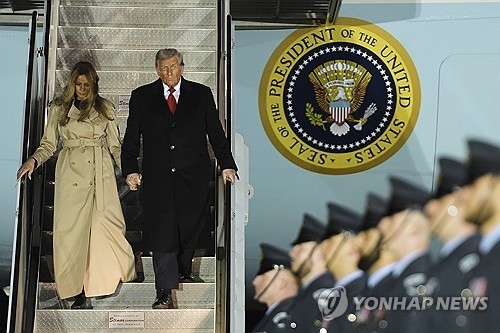 도널드 트럼프 미국 대통령과 배우자 멜라니아 여사가 16일(현지시간) 영국 런던 인근의 스탠스테드 공항에 도착, 에어포스원(대통령 전용기)에서 내리고 있다. AP 연합뉴스