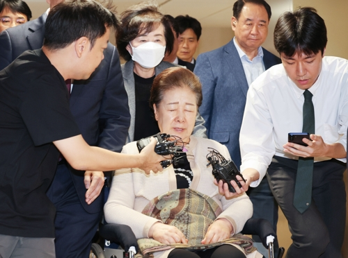 한학자 통일교 총재가 17일 서울 종로구 KT광화문빌딩에 마련된 민중기 특별검사팀 사무실에서 조사받고 귀가하고 있다. [연합뉴스]