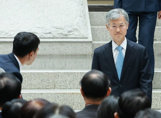 조희대 대법원장이 지난 12일 서울 서초구 대법원 중앙홀에서 열린 ‘2025 대한민국 법원의 날 기념식’에 대법관들과 함께 입장하고 있는 모습. 연합뉴스