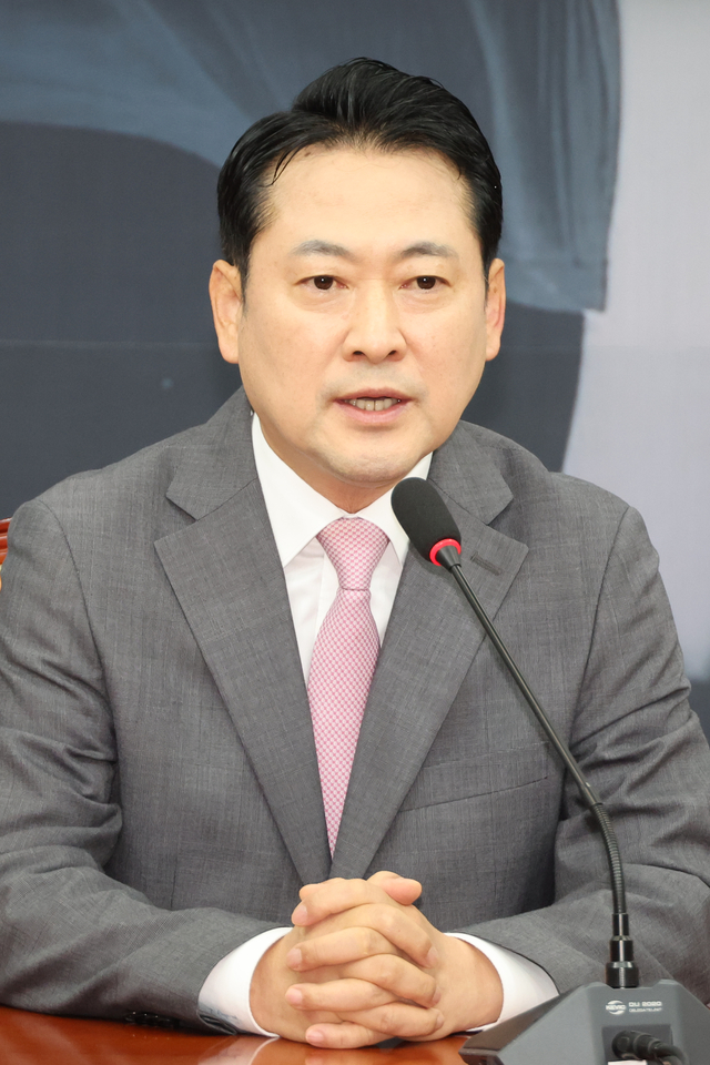 장동혁 국민의힘 대표가 17일 서울 여의도 국회에서 열린 기자간담회에서 권성동 의원의 구속 등 현안 관련 질문에 답하고 있다. [연합뉴스]