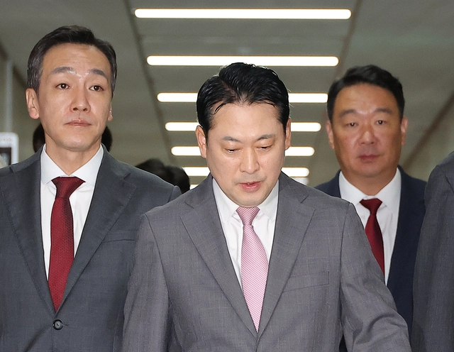장동혁(가운데) 국민의힘 대표가 17일 서울 국회에서 열린 권성동 의원 구속 관련 차담회에 참석하고 있다. [연합뉴스]