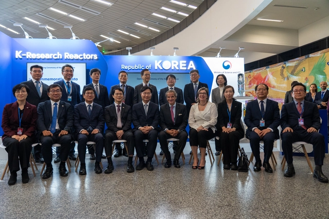 구혁채(앞줄 왼쪽 다섯번째) 과기정통부 차관이 제69차 IAEA 총회 기술전시회 한국관 개막식에서 라파엘 그로시(앞줄 왼쪽 여섯번째)사무총장과 함께 기념촬영을 하고 있다. 과기정통부 제공.