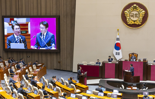 김민석 국무총리가 17일 여의도 국회 본회의 경제에 관한 대정부 질문에 출석해 권칠승 더불어민주당 의원의 질의에 답하고 있다. [연합뉴스]
