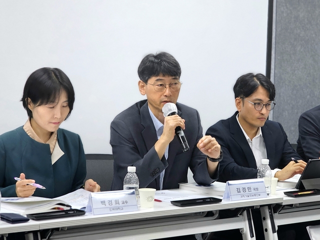 김경만(가운데) 과기정통부 국장이 17일 열린 기자간담회에서 AI기본법 하위법령 초안에 대해 설명하고 있다. 팽동현 기자