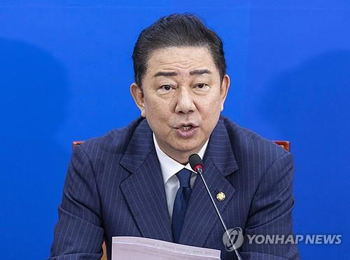 더불어민주당 김병기 원내대표가 16일 국회에서 열린 원내대책회의에서 정기국회 회기 내 정부조직법 처리에 대한 발언을 하고 있다. [연합뉴스]