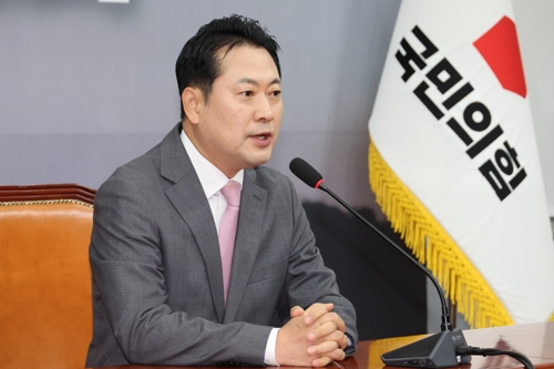 장동혁 국민의힘 대표가 17일 서울 여의도 국회에서 열린 기자간담회에서 권성동 의원의 구속 등 현안 관련 질문에 답하고 있다.   [연합뉴스]