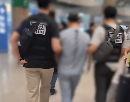 KT 무단 소액결제 사건의 용의자인 중국 국적의 남성들이 경찰에 붙잡혔다. 경기남부경찰청 사이버수사과는 정보통신망법 위반(침해) 및 컴퓨터 등 사용 사기 혐의로 중국교포 A(48)씨를 체포했다고 17일 밝혔다. 또 컴퓨터 등 사용 사기 및 범죄수익 은닉규제법 위반 혐의로 중국교포 B(44)씨를 긴급체포했다. 사진은 검거 장면.  [경기남부경찰청 제공]