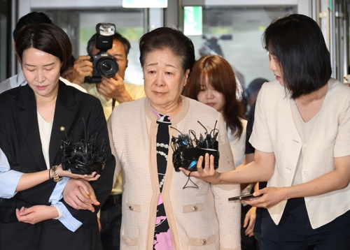 한학자 통일교 총재가 17일 서울 종로구 KT광화문빌딩에 마련된 김건희 여사의 의혹을 수사하는 민중기 특별검사팀 사무실에 세 번의 소환 불응 만에 자진 출석하고 있다.   [연합뉴스]