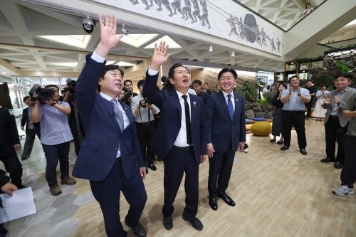 17일 오전 ‘2025 더불어민주당-제주도 예산정책협의회’를 위해 제주도청을 찾은 정청래 대표 일행이 로비를 가득 채운 공무원들에게 인사하고 있다. [제주=연합뉴스]