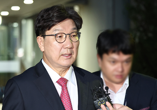 권성동 국민의힘 의원이 16일 서울 서초구 서울중앙지법에서 열린 구속 전 피의자 심문(영장실질심사)을 마친 뒤 대기 장소인 서울구치소로 향하고 있다. [연합뉴스]