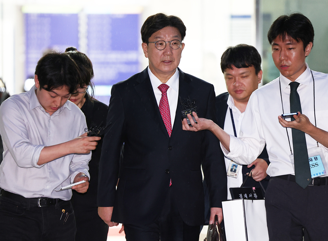 권성동 국민의힘 의원이 16일 서울 서초구 서울중앙지법에서 열린 구속 전 피의자 심문(영장실질심사)을 마친 뒤 대기 장소인 서울구치소로 향하고 있다. [연합뉴스]