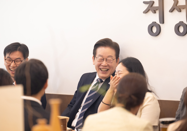 이재명 대통령이 16일 정부세종청사에서 국무회의 후 공무원들과 오찬을 하고 있다. [연합뉴스]