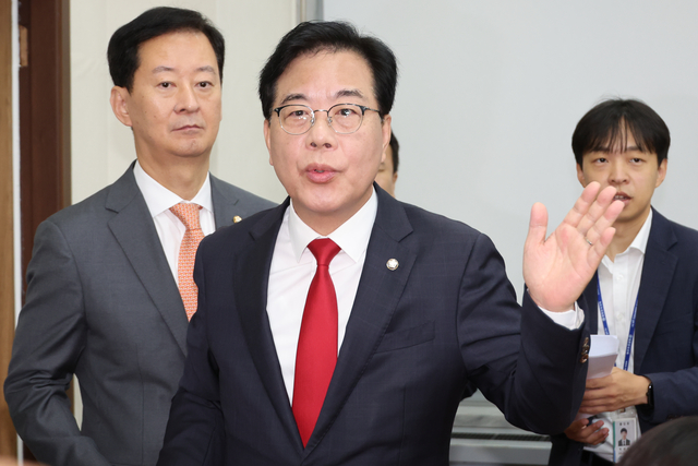 송언석 국민의힘 원내대표가 17일 국회 본청에서 열린 기자간담회에서 권성동 의원 구속, 정부조직법 여야 협상 등 현안 관련 질문에 답하고 있다.<연합뉴스 사진>