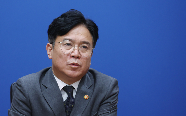 김영훈 고용노동부 장관이 15일 서울 중구 서울지방고용노동청에서 연합뉴스와 인터뷰를 하고 있다. [연합뉴스]