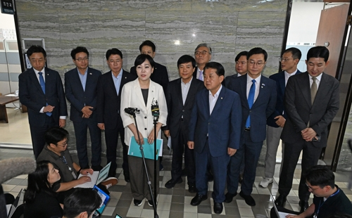 더불어민주당 3대특검 종합대응 특별위원회 전현희 위원장 및 위원들이 18일 서울 여의도 국회 의안과에 ‘윤석열·김건희 등의 국정농단 사건 진상규명을 위한 전담재판부 설치에 관한 법률안’을 제출한 뒤 브리핑하고 있다. [공동취재·연합뉴스]