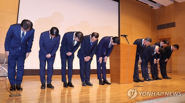 조좌진 롯데카드 대표이사 등 롯데카드 임원들이 18일 해킹 사고로 인한 고객 정보 유출사태에 대해 사과하고 있다. 연합뉴스