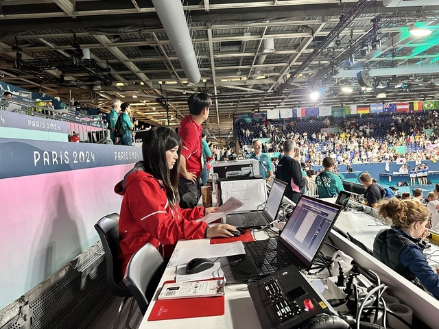 지난해 파리올림픽 경기장에서 아이티센클로잇 직원이 대회통합관리시스템을 활용해 경기를 관리하고 있다. 아이티센클로잇 제공