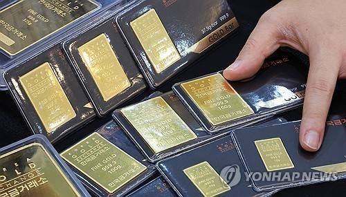 서울 종로구 한국금거래소에서 직원이 골드바 제품을 정리하고 있다. 연합뉴스