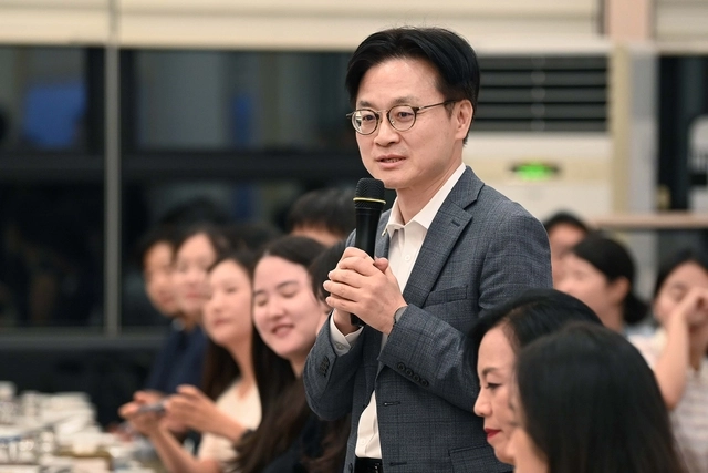 김정관 산업통상자원부 장관은 지난 16일 세종시 장군면 한식당에서 산업부 출입기자단 간담회를 하고 있다. [산업부 제공]