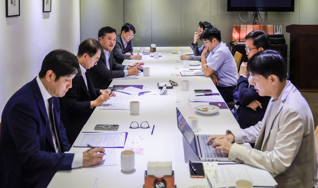 디지털타임스와 한국정보산업연합회가 11일 주최한 ‘AI G3 3년 안에 달렸다’ 특별 좌담회에서 전문가들이 의견을 교환하고 있다. 박동욱기자 fufus@