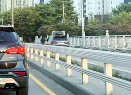 첨단대교 인도 달리는 SUV [소셜미디어(SNS) 갈무리]