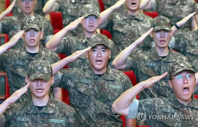 이재용 삼성전자 회장의 장남 이지호 씨가 23일 오전 경남 창원시 진해구 해군사관학교 웅포 강당에서 열린 ‘제139기 해군 사관후보생 입교식’에서 경례하는 모습. 연합뉴스